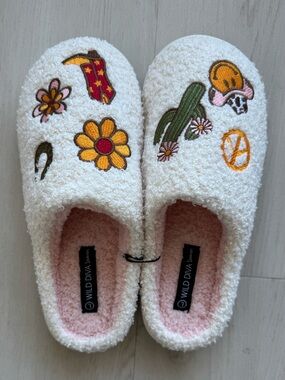 White Cozy Embroidered Lounge Slippers